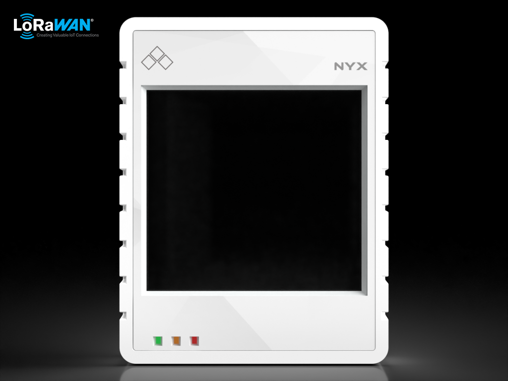 Frontansicht des NYX Lorawan Indoor IoT Sensors von Sentinum. Ultraflacher, solarbetriebener Raumklimasensor für energieautarken Betrieb ohne Batteriewechsel in dichten Funkumgebungen.