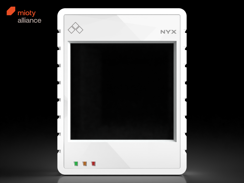 Frontansicht des NYX mioty Indoor IoT Sensors von Sentinum. Ultraflacher, solarbetriebener Raumklimasensor für energieautarken Betrieb ohne Batteriewechsel in dichten Funkumgebungen.